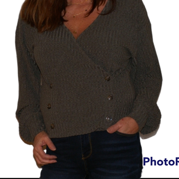 Ribbed Double Button Overlapped V-Neck Top - Picture 7 of 9